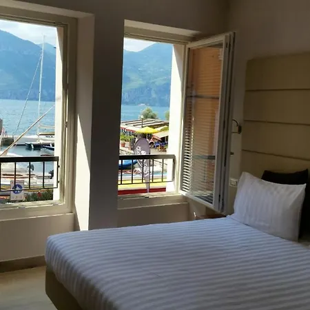 Danieli La Castellana Di Garda 브렌조네 술 가르다