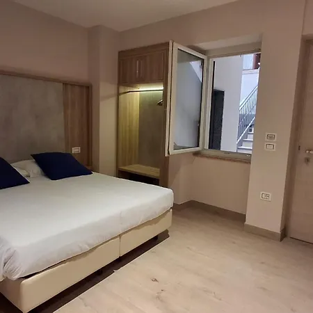 Danieli La Castellana Di Garda ブレンゾーネ